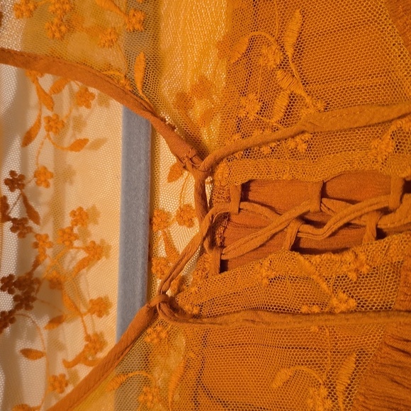 Forever 21 Tangarine Long Sleeve cropped lace top M - Picture 4 of 4